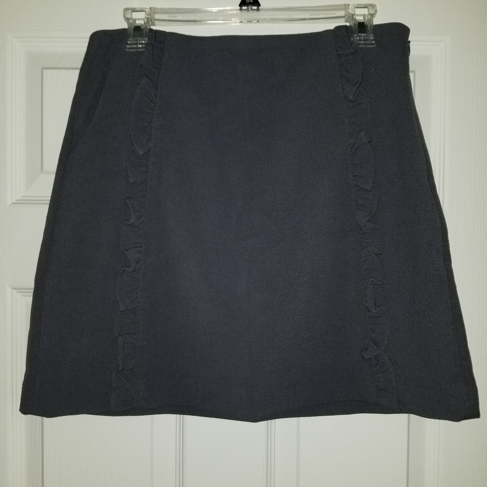 ***LOFT ***Grey ruffle front mini skirt